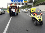 اصابة خطيرة لسائق بحادث طرق بين مركبتين شمال يافا 