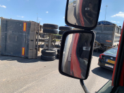 بالصور: إنقلاب شاحنة قرب مدينة الرملة 