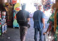  صور: تزايد في وتيرة مداهمة رجال الضرائب للمحلات التجارية في يافا 