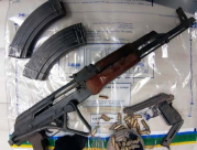 الشرطة تضبط أسلحة داخل مجمع سكني في اللد