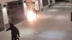 شاهد: الشرطة تتهم شاب من اللد بحرق محل لبيع الهواتف في كفار سابا