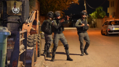 الرملة: قوات كبيرة تُداهم حي الجواريش وتعتقل مشتبهين وتضبط أسلحة 