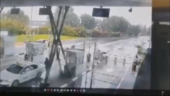  بالفيديو: سيارة تنزلق جراء الأمطار وتصطدم بحاجز قرب مطار اللد