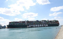 الإعلان عن تعويم السفينة الجانحة في قناة السويس