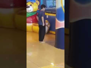  شاهد: طفل يترك اللعب ويذهب ليُصلي 