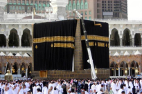 تغيير كسوة الكعبة المشرفة يوم عرفة استقبالا لحجاج بيت الله الحرام