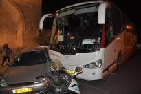  بالصور: حافلة رُكاب تصطدم بمركبة متوقفة في منطقة يافا القديمة