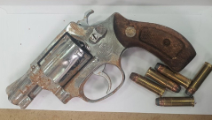  الرملة: اعتقال شابين بشبهة حيازة مسدس وذخيرة