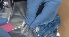 فيديو: العثور على كميات من السموم في حقيبة مسافر بمطار اللد 