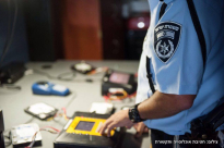 اعتقال 5 افراد من الشرطة بشبهة سرقة اسلحة من مراكزهم وبيعها