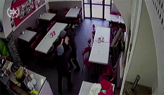 فيديو: السطو على مطعم في مدينة اللد والاعتداء على صاحبه