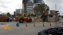 فيديو: هدم بيت قديم لتوسعة شارع في مدينة اللد 