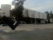 نصف مليون كتاب في مكتبة "بيت اريئلة" بجميع اللغات إلا العربية 