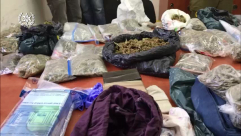 فيديو: الشرطة تضبط أكثر من 7 كيلوغرامات من السموم داخل بيت في اللد