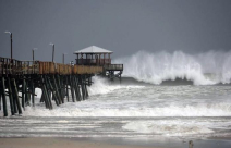 "فلورنس" مستمر باجتياح أميركا.. ولايتان مهددتان بالغرق