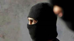 الشرطة: تمديد اعتقال مشتبه ملثم تجوّل في شوارع تل ابيب صارخاً "الله أكبر"