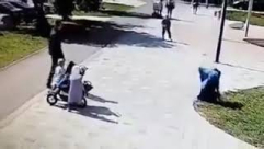 فيديو: اعتداء وحشي على امرأة مسلمة أمام أطفالها في أحد شوارع روسيا