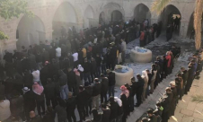  مئات الفلسطينيين يؤدون صلاة العصر في مقام النبي موسى