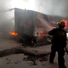 اندلاع حريق بسيارات شحن داخل كراج في حيفا