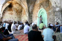 من أرشيف يافا 48 - صلاة جمعة حاشدة في مسجد روبين المهجّر عام 2010