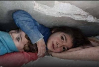 فيديو يمزق القلوب لطفلة سورية تحت الركام معها شقيقتها