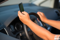 الشرطة: لم يتم رفع مخالفات الهاتف النقال 