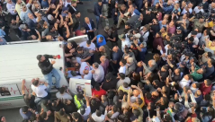 شاهد: لحظة وصول جثمان الصحفية أبو عاقلة لمقر الجزيرة برام الله