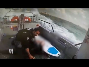 فيديو: قوات الشرطة البحرية تُنقذ راكب أمواج على شاطئ هرتسليا