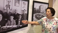  فيديو: ابنة رئيس بلدية يافا "عبد الرؤوف البيطار" في زيارة لمعرض الصور التاريخية في الميناء 