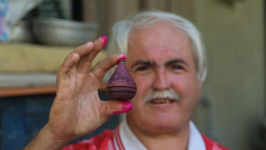 صنعها بنفسه.. تركي يهدي ألف لعبة لأطفال عفرين السورية