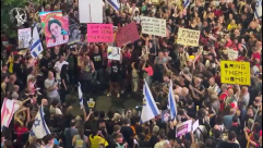 عشرات الالاف يتظاهرون في تل أبيب وحيفا مطالبين بإطلاق سراح المختطفين