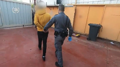 فيديو: الشرطة تُغلق محلات بيافا وتعتقل عمالاً من الضفة بحجة الاقامة دون تصاريح