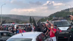 مواجهات بين الشرطة ومتظاهرين على شارع رقم 1 باتجاه القدس  