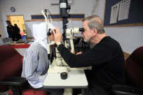 الرملة: نظارات طبية مجانية وفحص نظر لطلاب مدرسة درور التكنولوجية وعائلاتهم 