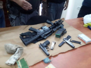 صورة: الشرطة تداهم منازل في اللد والرملة وتعثر على أسلحة وذخائر 