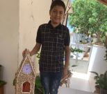 الطفل فضل أبو قاعود من يافا يصّمم مجسم الساّعة بطريقة إبداعيّة