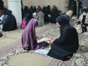 شاهد: الساردة الأولى تسرد القرآن كاملًا في أربع ساعات داخل مسجد بخانيونس