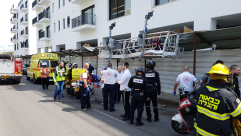  فيديو: اصابة 5 عمال بانهيار سقالات داخل ورشة بناء بمدينة يافا 