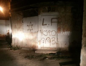 شعارات مسيئة للعرب على بوابة أحد المحلات في سوق الرملة 