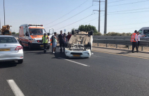 صور: 3 إصابات بانقلاب مركبة قرب مدينة الرملة