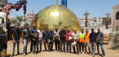 بالصور: رفع القبة الذهبية لمسجد النور في مدينة اللد 
