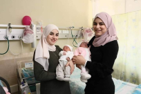 شقيقتان تضعان مولوديهما بفارق ساعة في مستشفى رمبام..