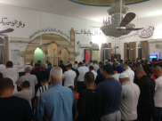  بالفيديو: شعائر صلاتي العشاء والتراويح من مسجد الرباط في مدينة الرملة