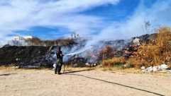 اندلاع حريق كبير بالقرب من موقف شاحنات في الرملة