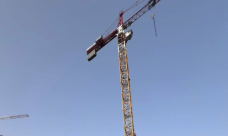 عالقان على رافعة بارتفاع 50 مترًا في مدينة اللد وطواقم الإنقاذ تحاول تخليصهما