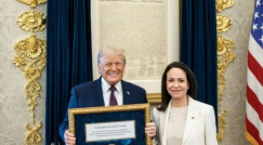 قبل الهدية بابتسامة: حائزة جائزة نوبل للسلام من فنزويلا تقدم الجائزة لترامب