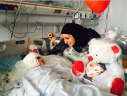 بالصور: عائلة فخر من يافا تزور الطفل أحمد دوابشة في مستشفى تل هشومير