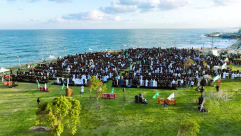 فيديو: أهالي يافا يؤدون صلاة عيد الفطر السعيد في متنزه العجمي