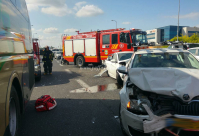 عدد من الاصابات بحادث طرق بين حافلة و4 سيارات قرب الرملة 