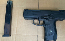  الشرطة: اعتقال مشتبه بحيازة مسدس وقنبلة يدوية بيافا 